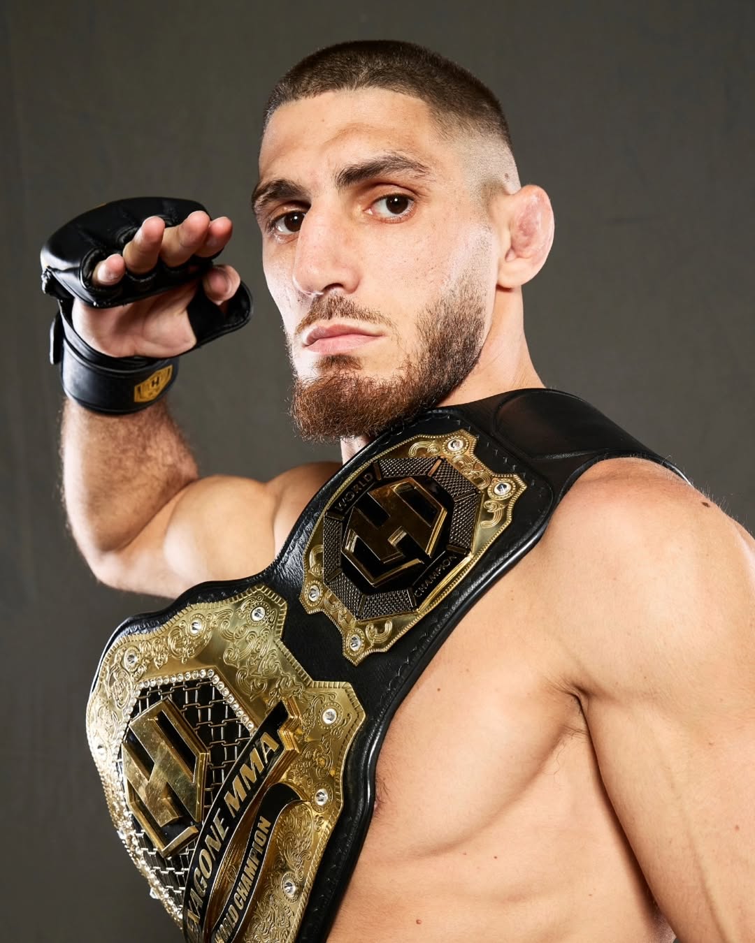 Michael Aljarouj avec la ceinture Hexagone MMA