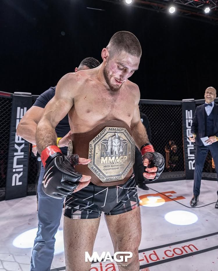 Michael Aljarouj champion MMA GP dans la cage