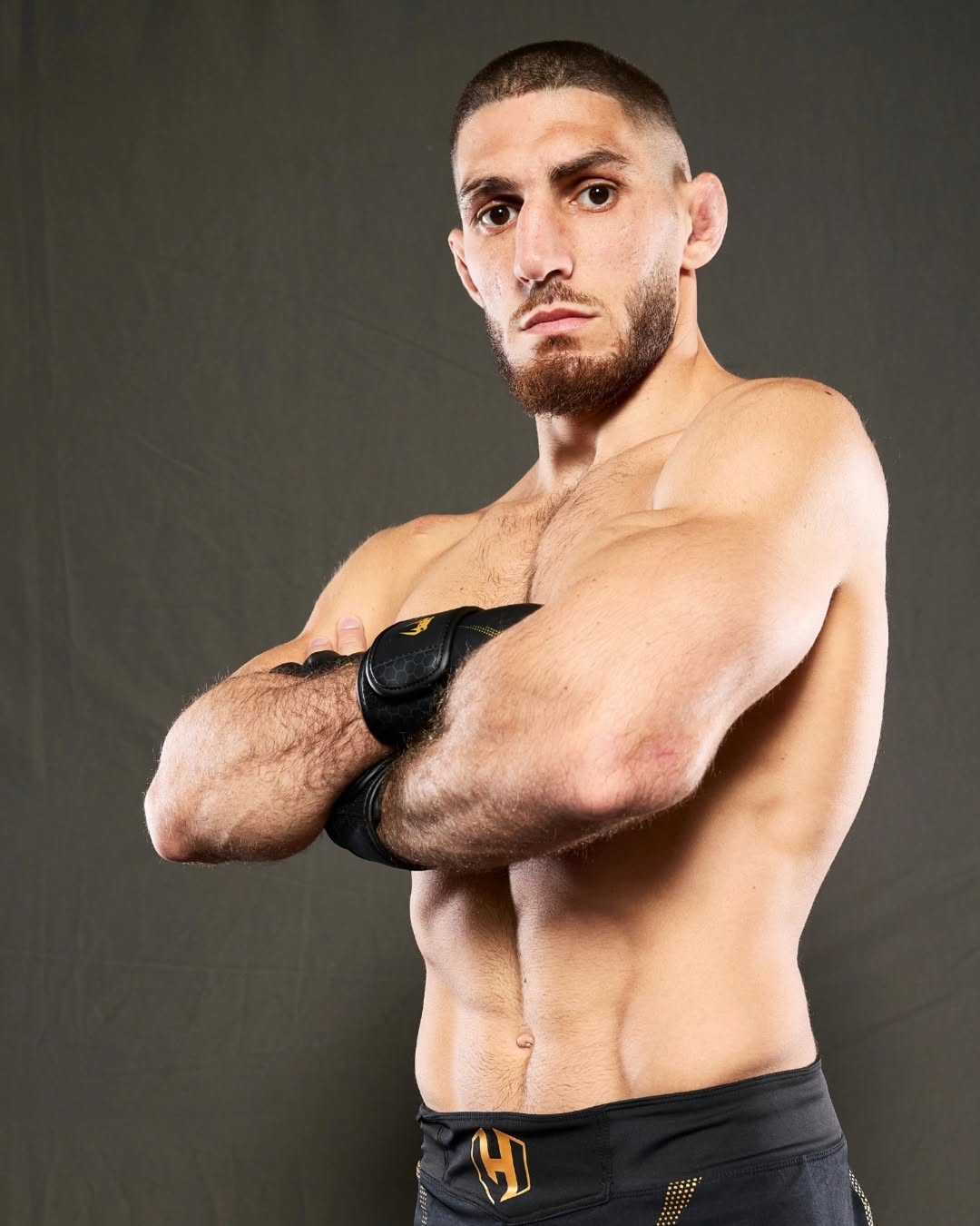 Michael Aljarouj portrait bras croises gants MMA