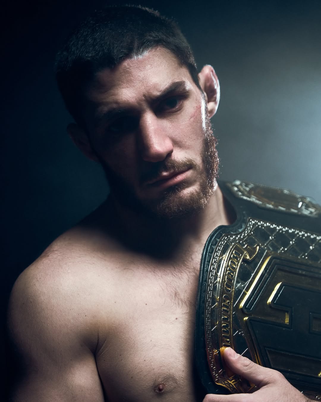 Michael Aljarouj, champion MMA, portrait sombre avec ceinture