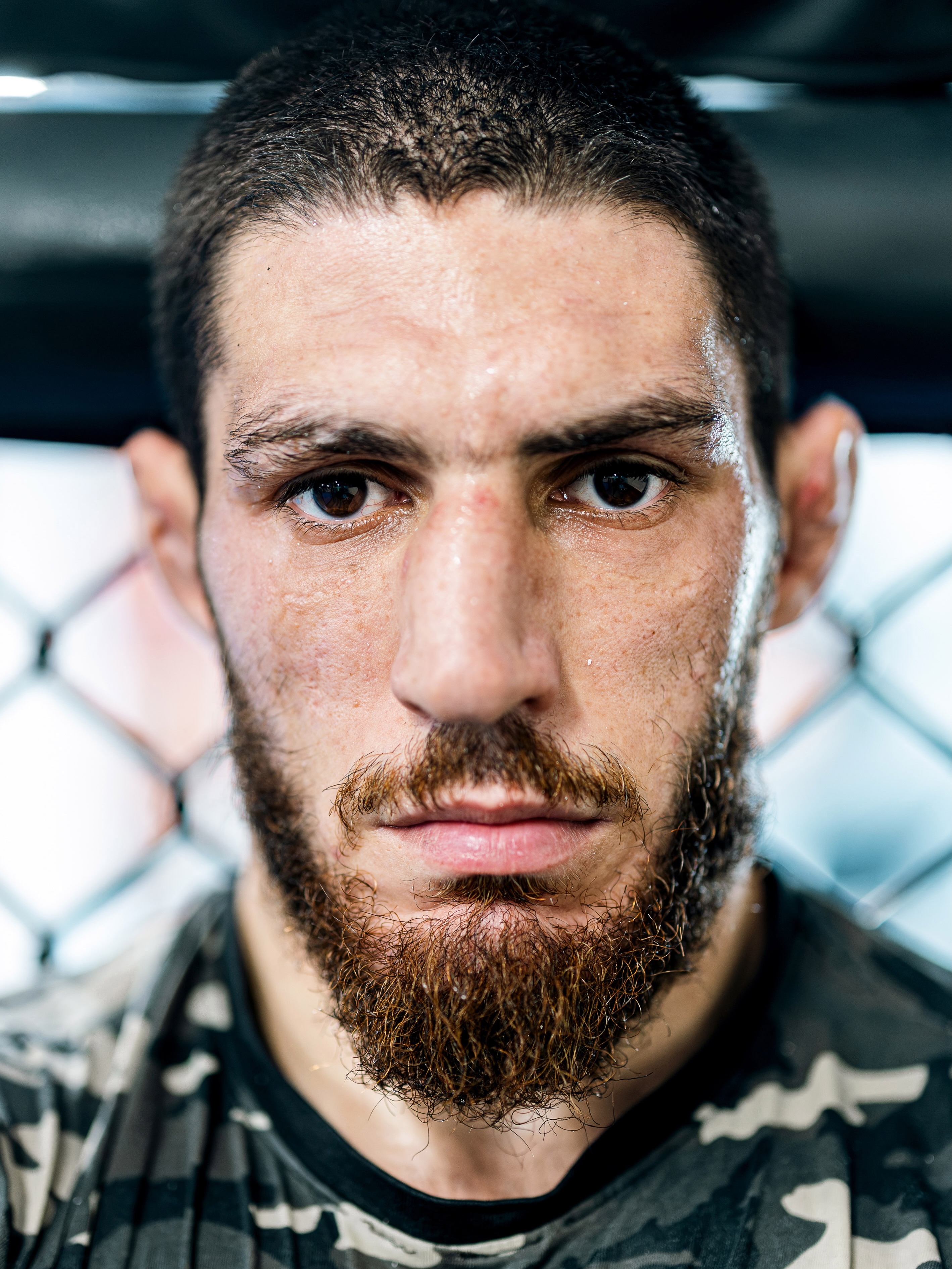 Michael Aljarouj regard intense gros plan dans la cage