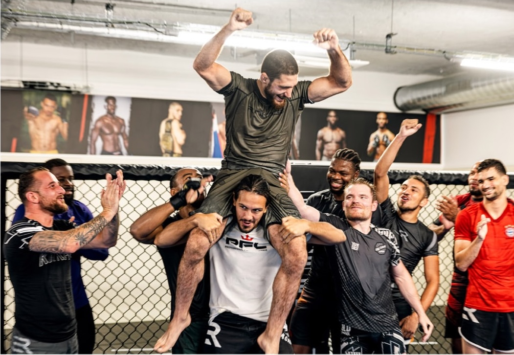 Michael Aljarouj porté en triomphe par l'équipe OSA après la signature UFC